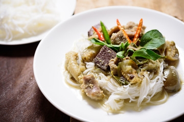 Fototapeta na wymiar Thai green curry chicken with rice noodles, Thai food