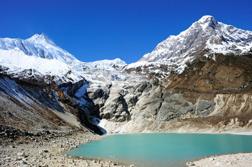 Obraz premium Gokyo lake with snow capped mountains of the Himalayas