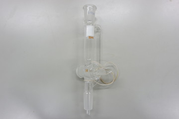 Isostatic type glass dropping funnel