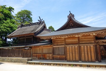 島根県松江市の八重垣神社本殿(左奥)と拝殿(右)を斜め左から