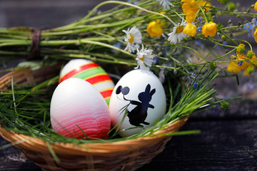 Osterkorb mit handgemalten Ostereiern Motiv Osterhase, Marienkäfer , Tiere, Blumen