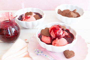 Himbeer Eiscreme mit Fruchtsosse