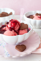 Himbeer Eiscreme mit Fruchtsosse
