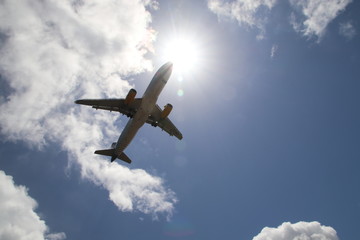 Fototapeta na wymiar aereoplano in fase di atterraggio
