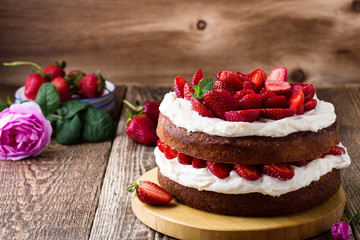 Obraz na płótnie Canvas Homemade cake with strawberries