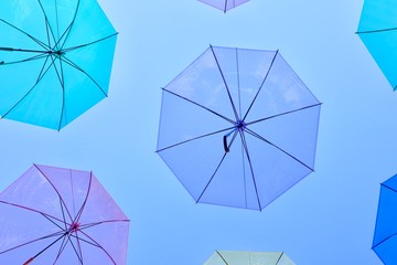青空バックのカラフルなビニール傘