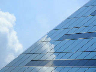 Fototapeta na wymiar glass buiding with reflection of blue sky