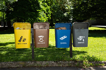 Papeleras para reciclaje en parque.