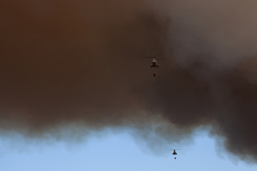 Fototapeta na wymiar flying in the sky over wildfires in san diego