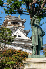 Obraz premium 板垣退助像と高知城の天守閣