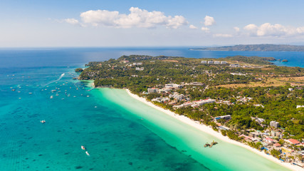 Wit strand op het eiland Boracay, Filipijnen, bovenaanzicht. Wit zandstrand en turquoise zeewater bij zonnig weer. Residentiële ontwikkeling en veel hotels in Boracay.