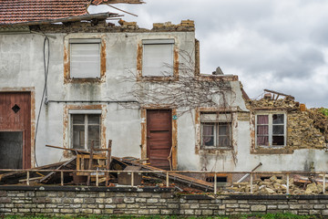  Bauwesen Abriss Ruine Altbau teilweise zerstört - Construction demolition ruin old building...