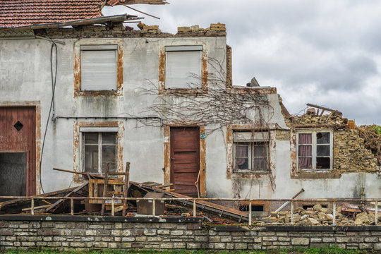  Bauwesen Abriss Ruine Altbau teilweise zerst&ouml;rt - Construction demolition ruin old building partly destroyed