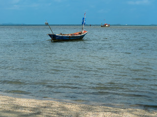 Small fishing boats of fishermen Parked on the beach