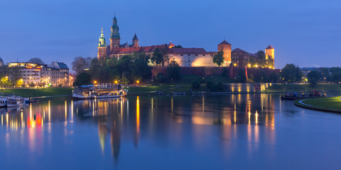 Fototapeta na wymiar Night Wawel castle, Krakow, Poland