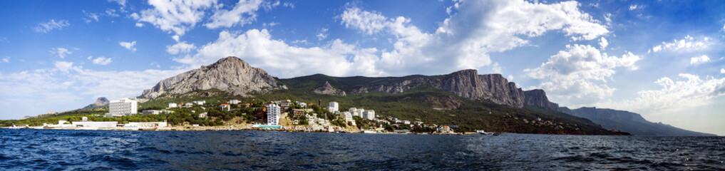Fototapeta na wymiar Panorama of the forossky Park en backdrop of Crimean mountains 3