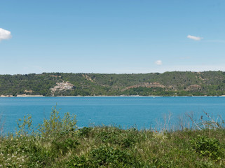 Lac de Sainte-Croix. La commune de Sainte-Croix du Verdon plateau de Valensole, vu depuis Bauduen. Alpes-de-Haute-Provence