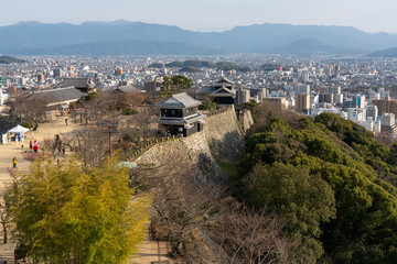 松山城の櫓と松山市街の風景