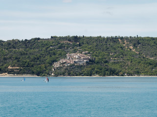 Lac de Sainte-Croix. La commune de Sainte-Croix du Verdon plateau de Valensole, vu depuis Bauduen. Alpes-de-Haute-Provence