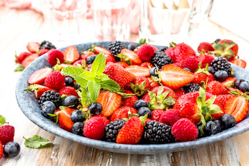 Draufsicht von frischen reifen Erdbeeren, von Blaubeeren und von Brombeeren auf Holztisch mit freiraumraum