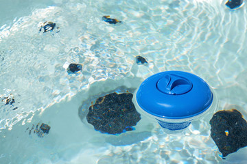 floating diffuser for therapeutic or recreational spa