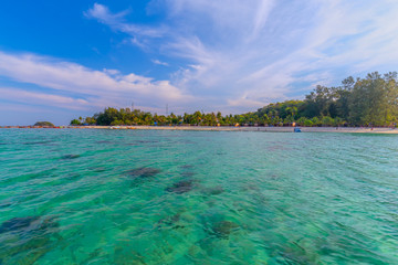 Fototapeta premium Clear water and beautiful sky at the paradise island in the tropical sea of Thailand
