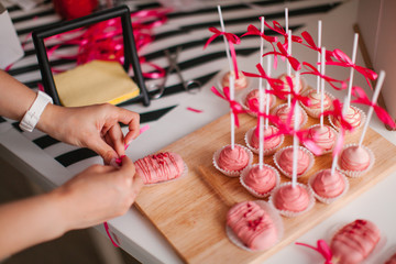 Raspberry keypops in the hands of the pastry chef