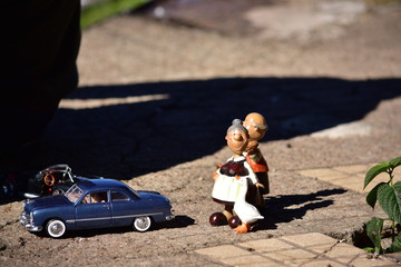 Obraz premium little couple with a car