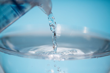 Wasser wird eingeschenkt, spritzendes Wasser