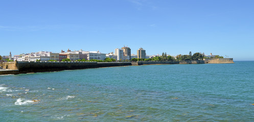 Fototapeta premium Vista de la ciudad de Cádiz desde la Punta de San Felipe Andalucía sur de España