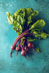 Großaufnahme von frischen reifen ungekochten roten Rüben (rote beete )auf blauer Oberfläche