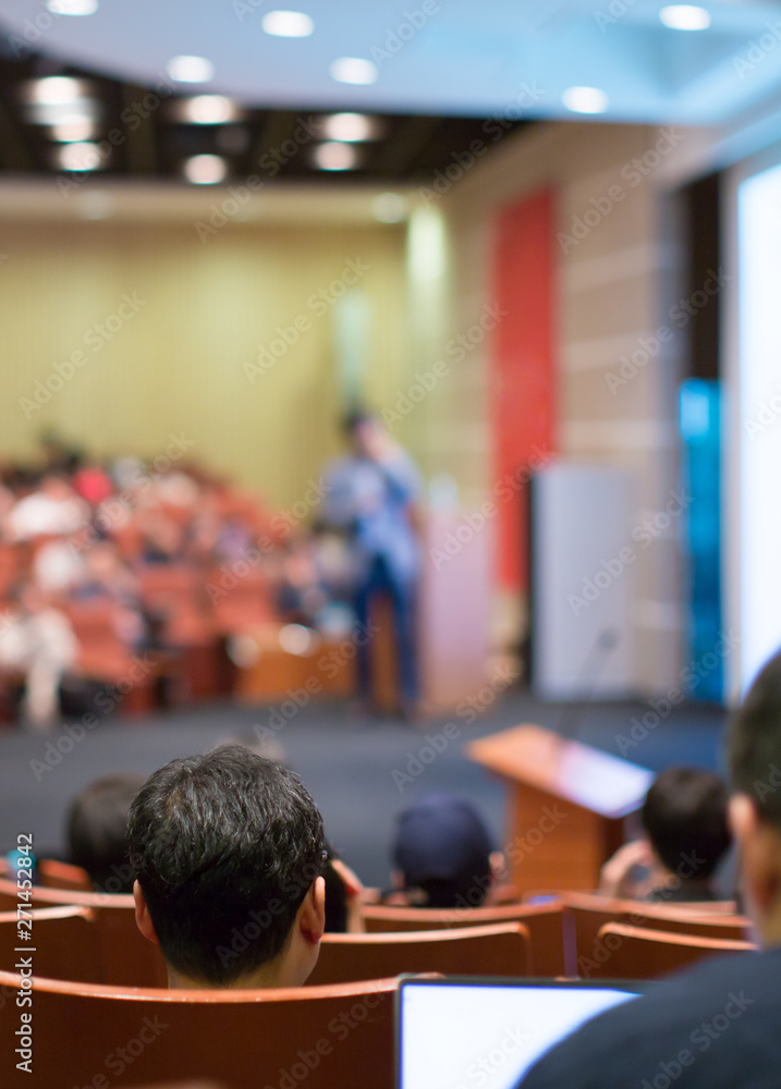 Fototapete blurred speaker giving speech at business seminar in auditorium. background of presenter in hall mee