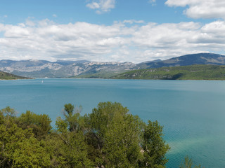 Vue sur le lac de Sainte-Croix depuis la commune de Bauduen dans le Var. Provence-Alpes-Côte d'Azur
