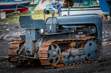 Fototapeta na wymiar Vieux tracteur à bateaux