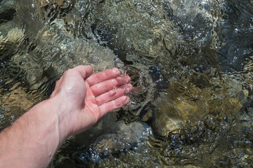 Hand im sauberen Wasser waschen