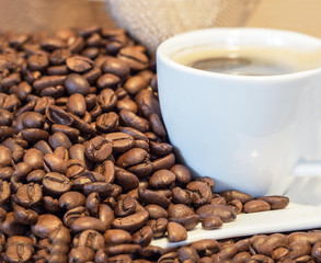 Kaffee Tasse mit Bohnen und einem Kaffesack