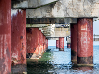 Stelzen eines Steegs im Meer