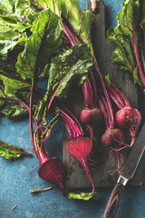 Großaufnahme von frischen reifen ungekochten roten Rüben (rote beete )auf blauer Oberfläche