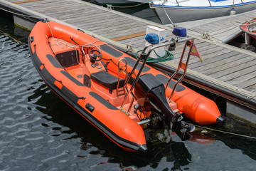 Obraz premium inflatable motor boat moored at a wooden piers