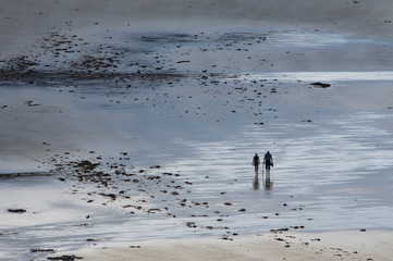 Deux silhouettes sur la plage