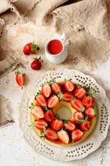 Obraz na płótnie Canvas Homemade cheesecake with fresh strawberries 
