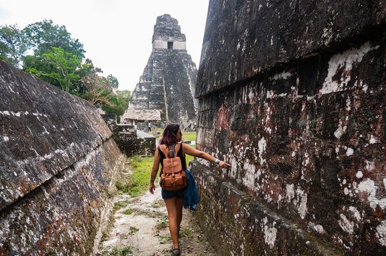 Mujer a traves de las pir&aacute;mides del Tikal