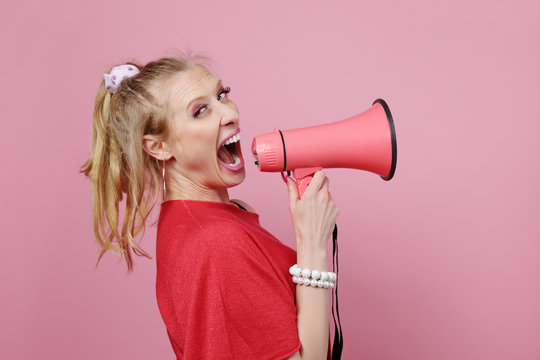 femme dr&ocirc;le humour fond rose