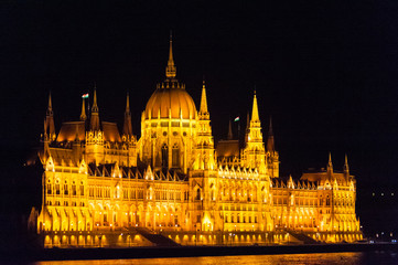 Fototapeta na wymiar Budapest's famous parliament buildings at night,