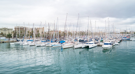 Embarcaciones diversas amarradas en la Dársena del Puerto de Barcelona