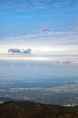 Gleitschirmflieger in rot