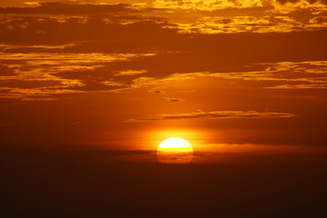 Hermoso atardecer en el mar