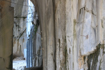 White Carrara marble quarry made in the gallery. The use of diam