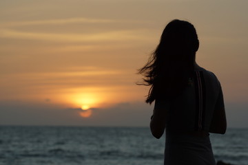 Fototapeta premium Mujer observando hermoso atardecer