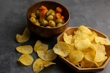Aperitivo de patatas fritas y olivas